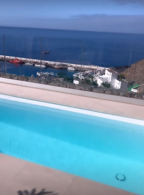 Sophies Balkon verfügte über einen privaten Pool und eine wunderschöne Aussicht
