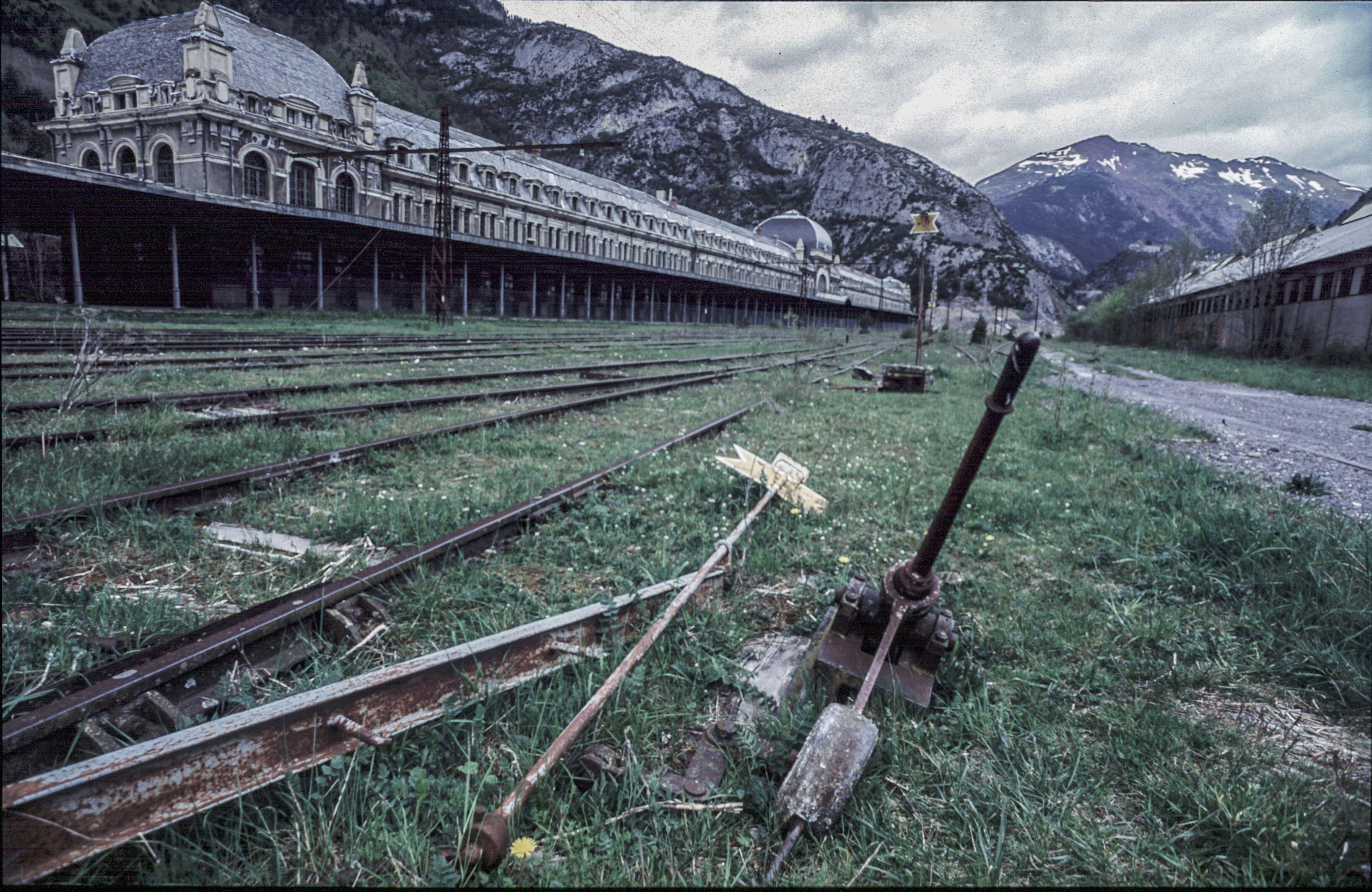 Nach der Schließung im Jahr 1970 erlebte der Bahnhof einen starken Verfall und eine Vernachlässigung