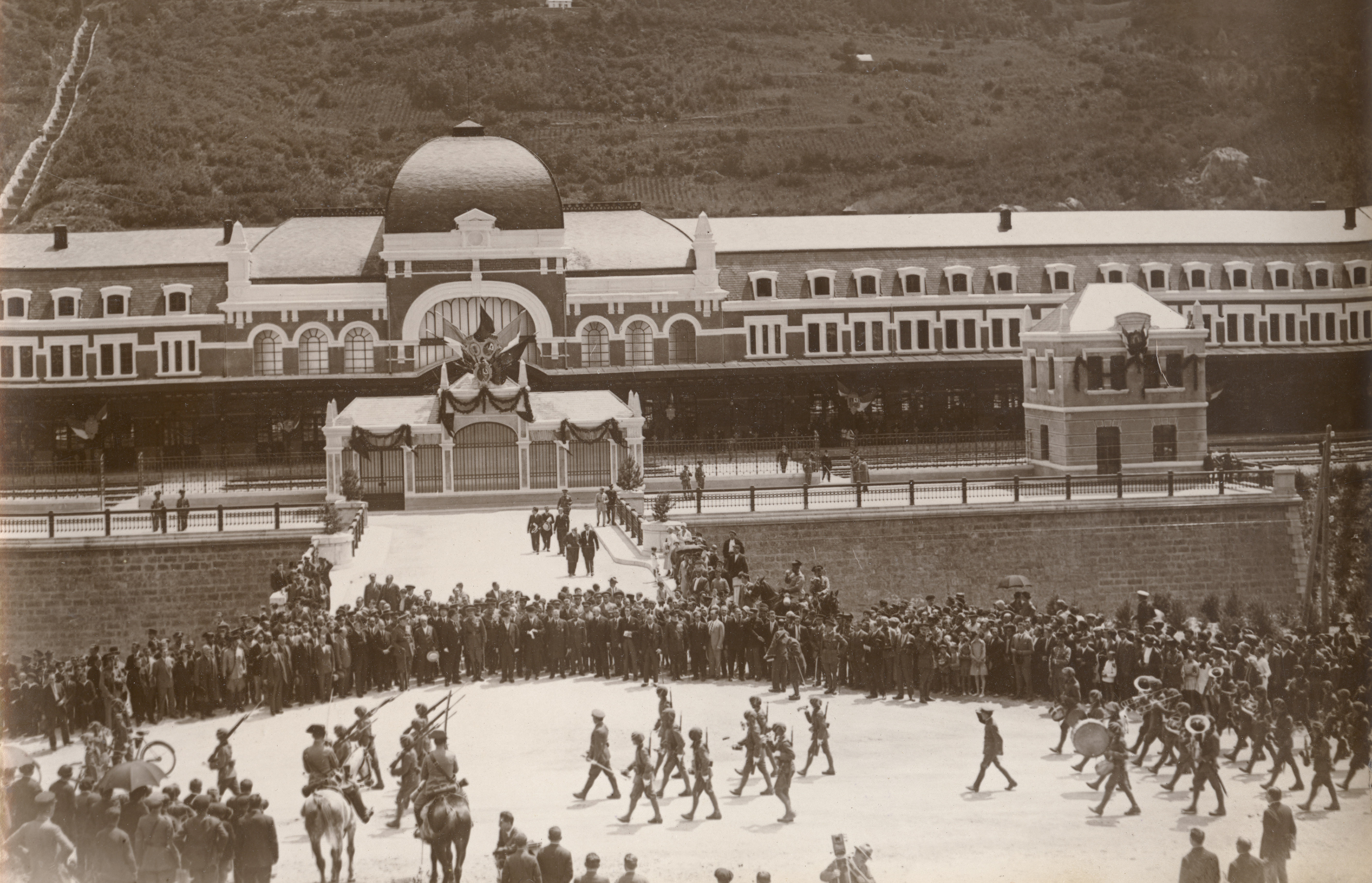 Internationaler Bahnhof Canfranc nach seiner Eröffnung im Jahr 1928