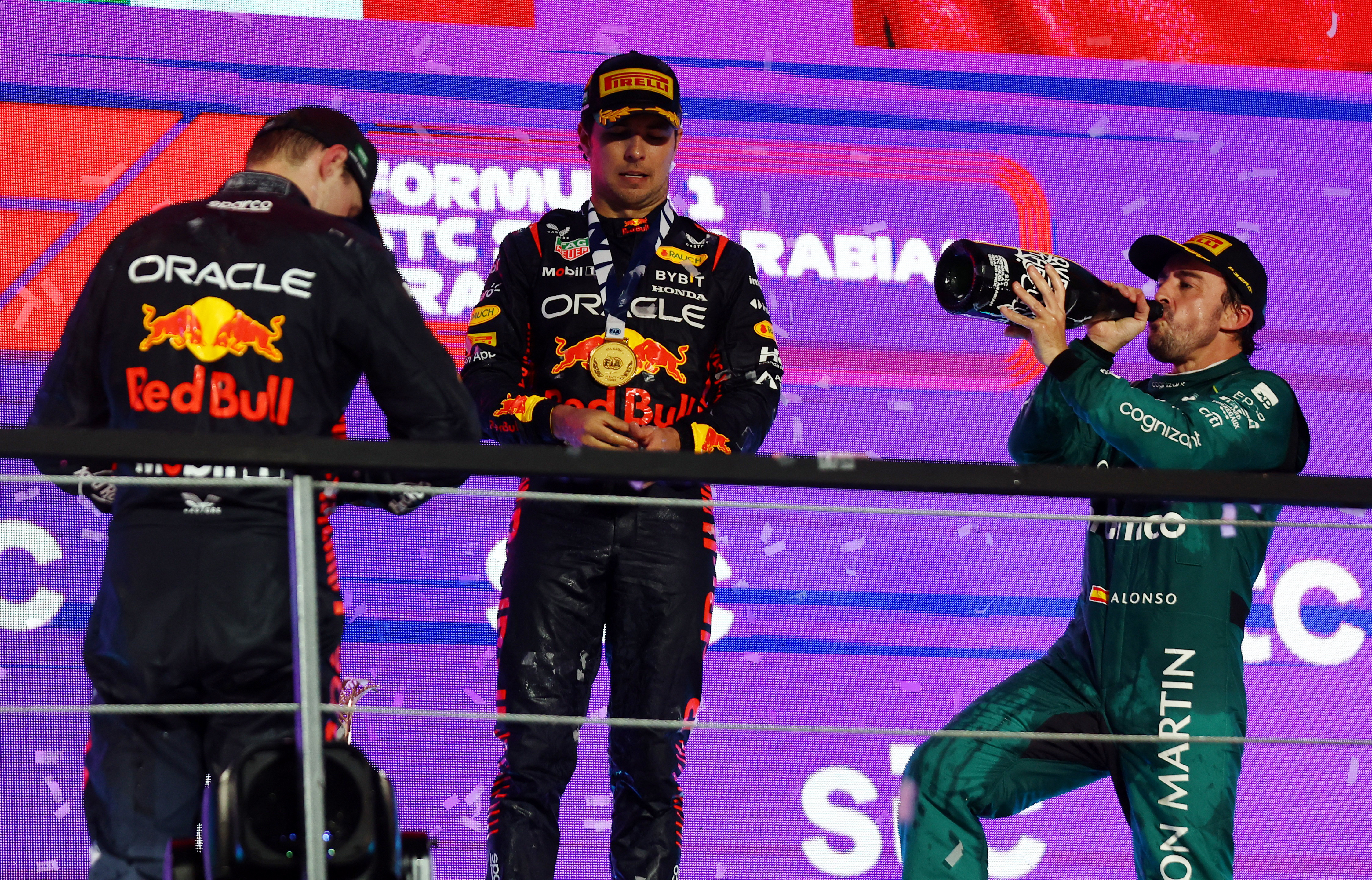 Fernando Alonso stand letztes Jahr beim Großen Preis von Saudi-Arabien auf dem Podium