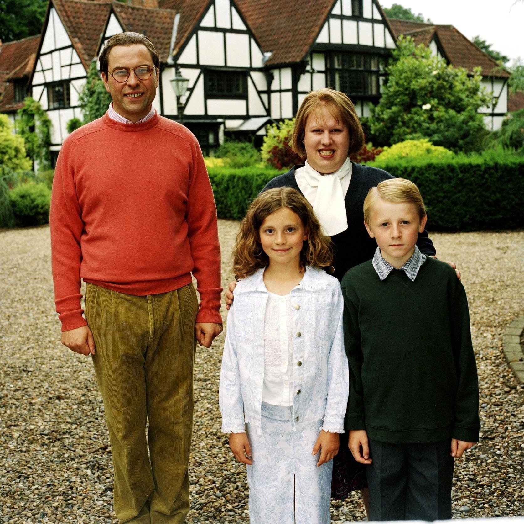 Die berühmte Szene in Little Britain, in der David Walliams‘ MP-Charakter Sir Norman Fry seine Frau und seine beiden Kinder hinausschleppt, um sich mit der Presse zu treffen
