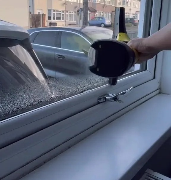 Sie nutzte zunächst einen Fenstersauger, um Kondenswasser von ihren Fenstern zu entfernen