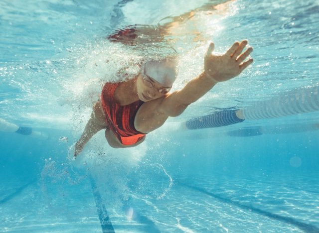 Fitte Frau schwimmt Runden, Konzept von Workouts, die die meisten Kalorien verbrennen