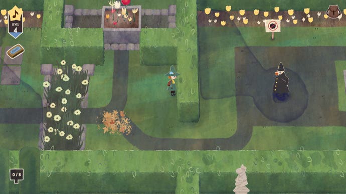 Ein Screenshot des Spiels Snufkin: Melody of Moominvalley, der einen Teil des Stealth-Gameplays zeigt.  Wir sehen einen grünen, labyrinthartigen Bereich aus gepflegten Hecken, die zeitweise mit etwas gefüllt sind, das wie alte Polizisten aussieht, Blumenbeeten sowie Schildern und Statuen, die Snufkin entfernen muss.