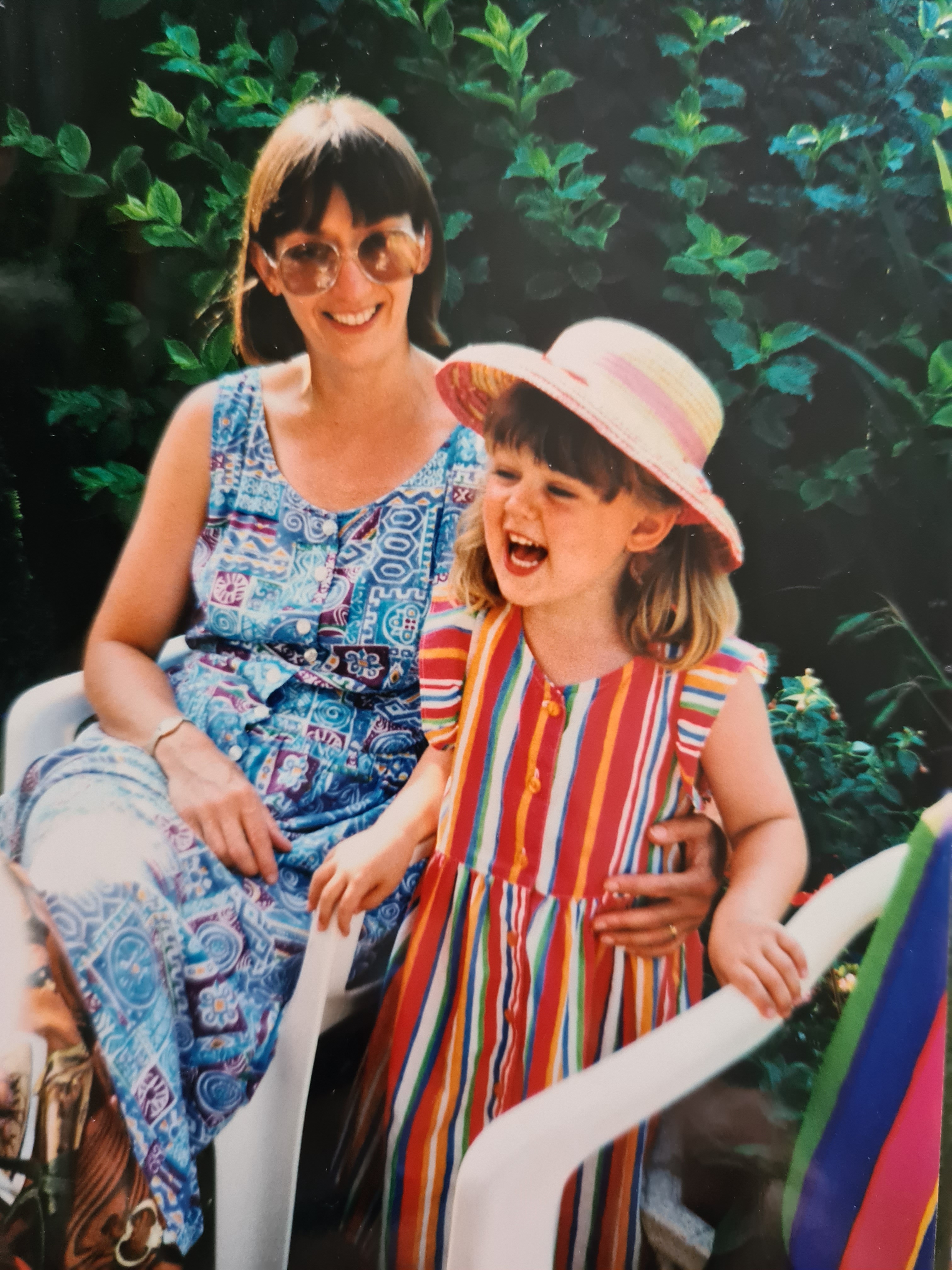 Eine junge Kirsten mit ihrer Mutter