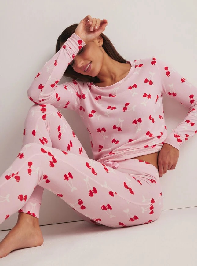 Schnappen Sie sich dieses Pyjama-Set mit Kirschmuster für 28 £