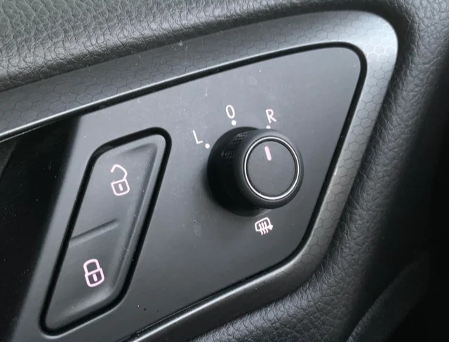 Hat Ihr Auto den Knopf unten am Zifferblatt?