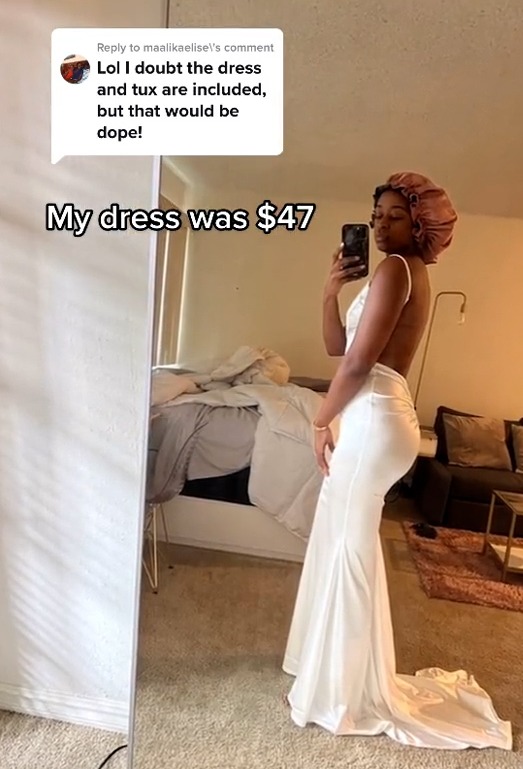 Sie zeigte das rückenfreie, bodenlange Seidenkleid, das sie für nur 47 Dollar gekauft hatte
