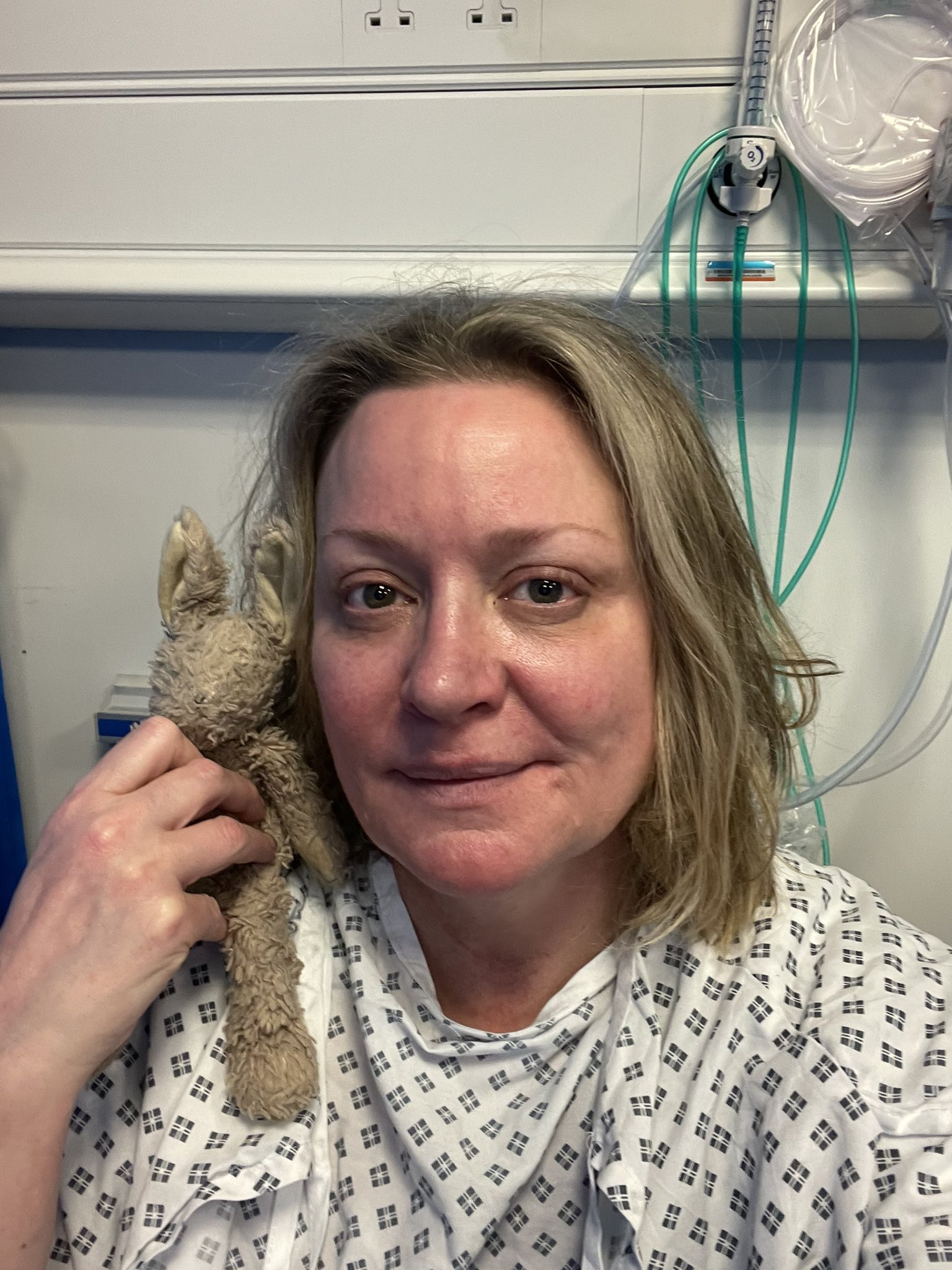 Die Schauspielerin posierte mit einem kuscheligen Kaninchen aus ihrem Krankenhausbett