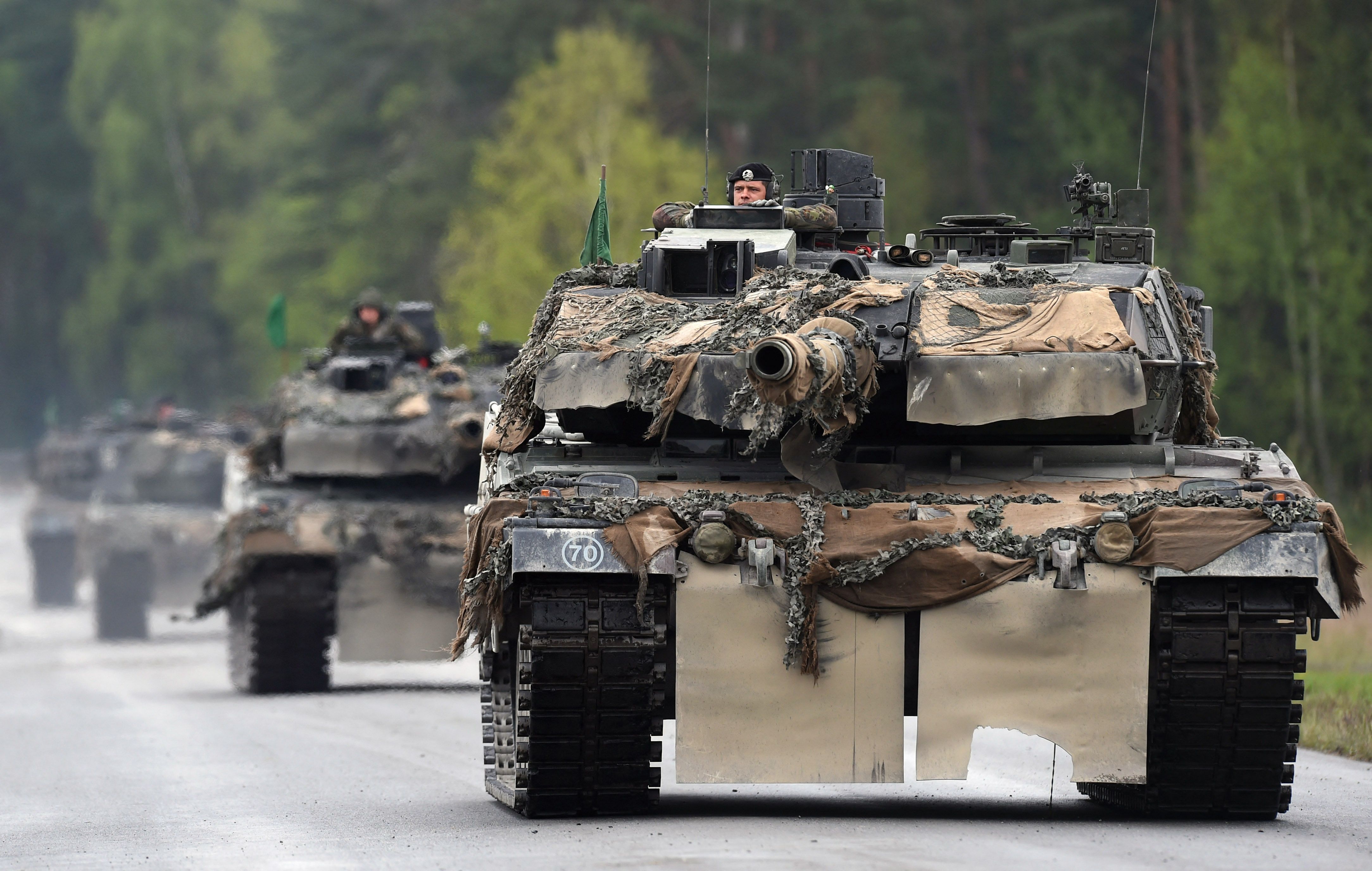 Sholz zögert mit der Lieferung lebenswichtiger Ausrüstung an die Ukraine, einschließlich der Leopard-Panzer