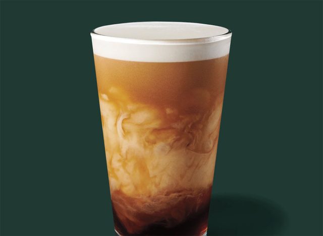 Starbucks Nitro Sweet Cream Cold Brew in einem Glas auf grünem Hintergrund.