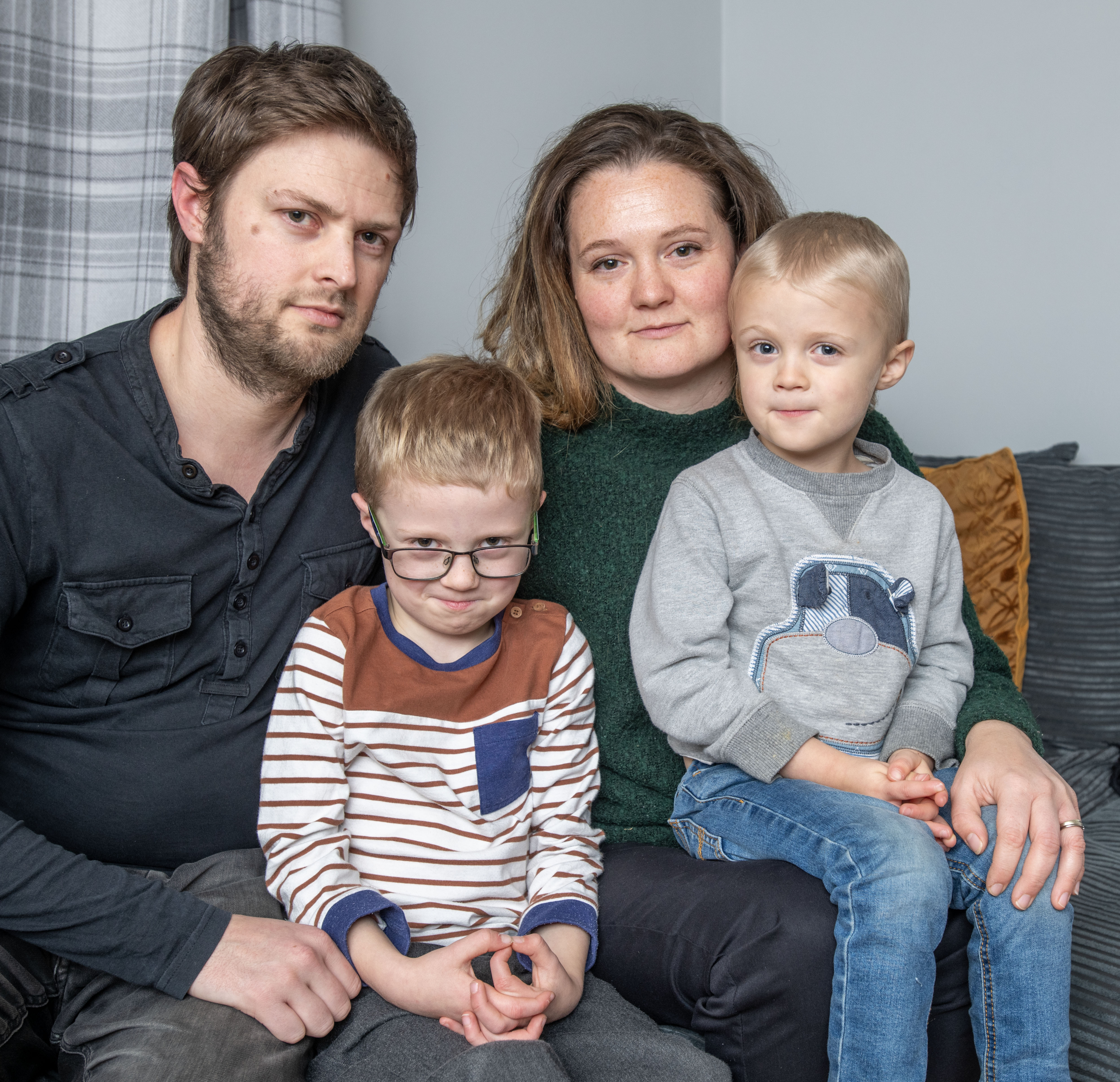 Dan Scarfe, 36, abgebildet mit Frau Emma, ​​33, und ihren beiden Söhnen Oliver, 6 und Luke, 3