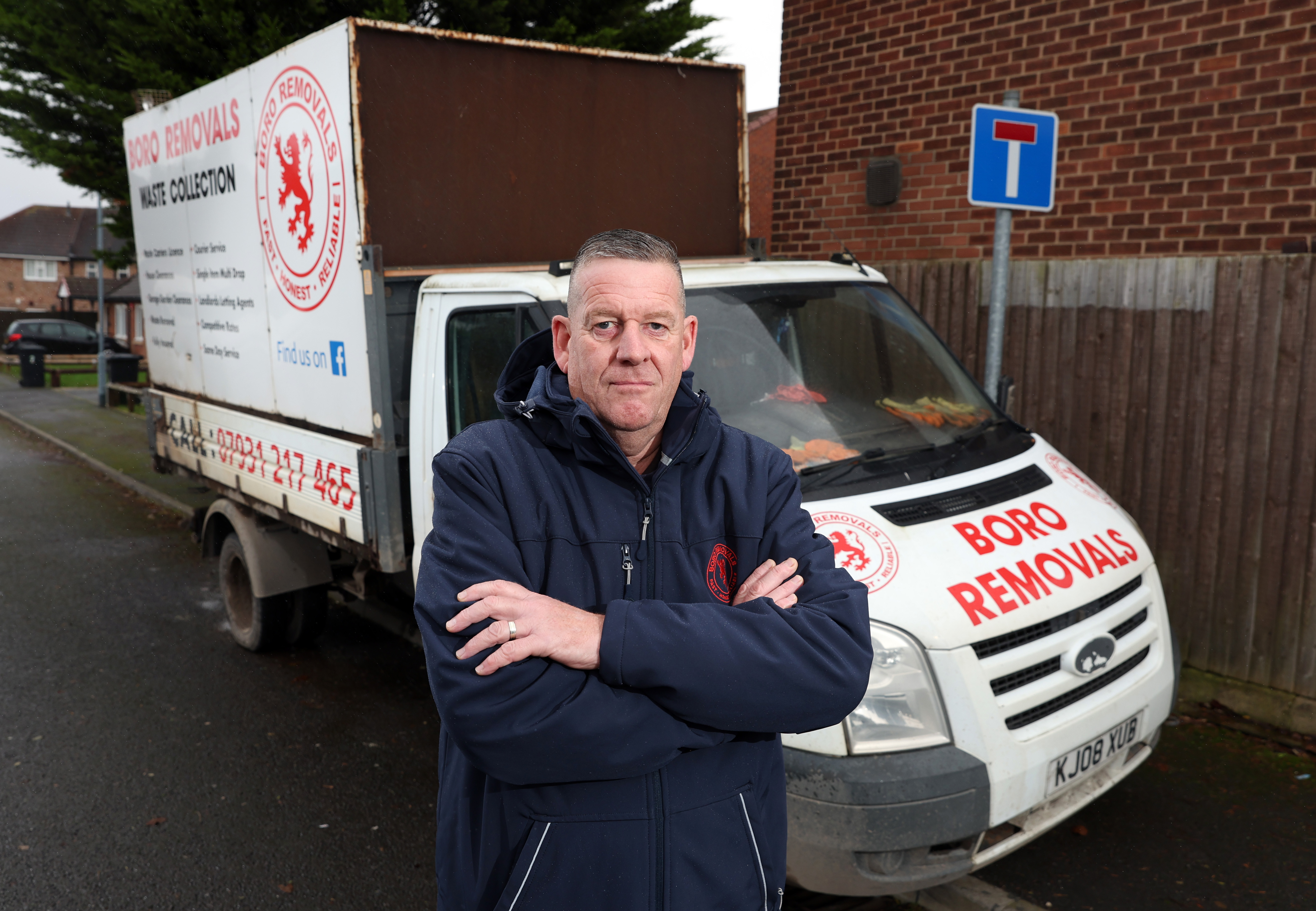 Stephen Jackson, 59, aus Middlesbrough, leitet Boro Removals in seinem weißen Lieferwagen