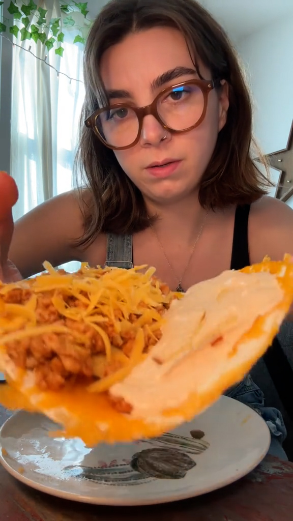 Sie wickelte den Taco nach einer weiteren Schicht Cheddar-Käse ein