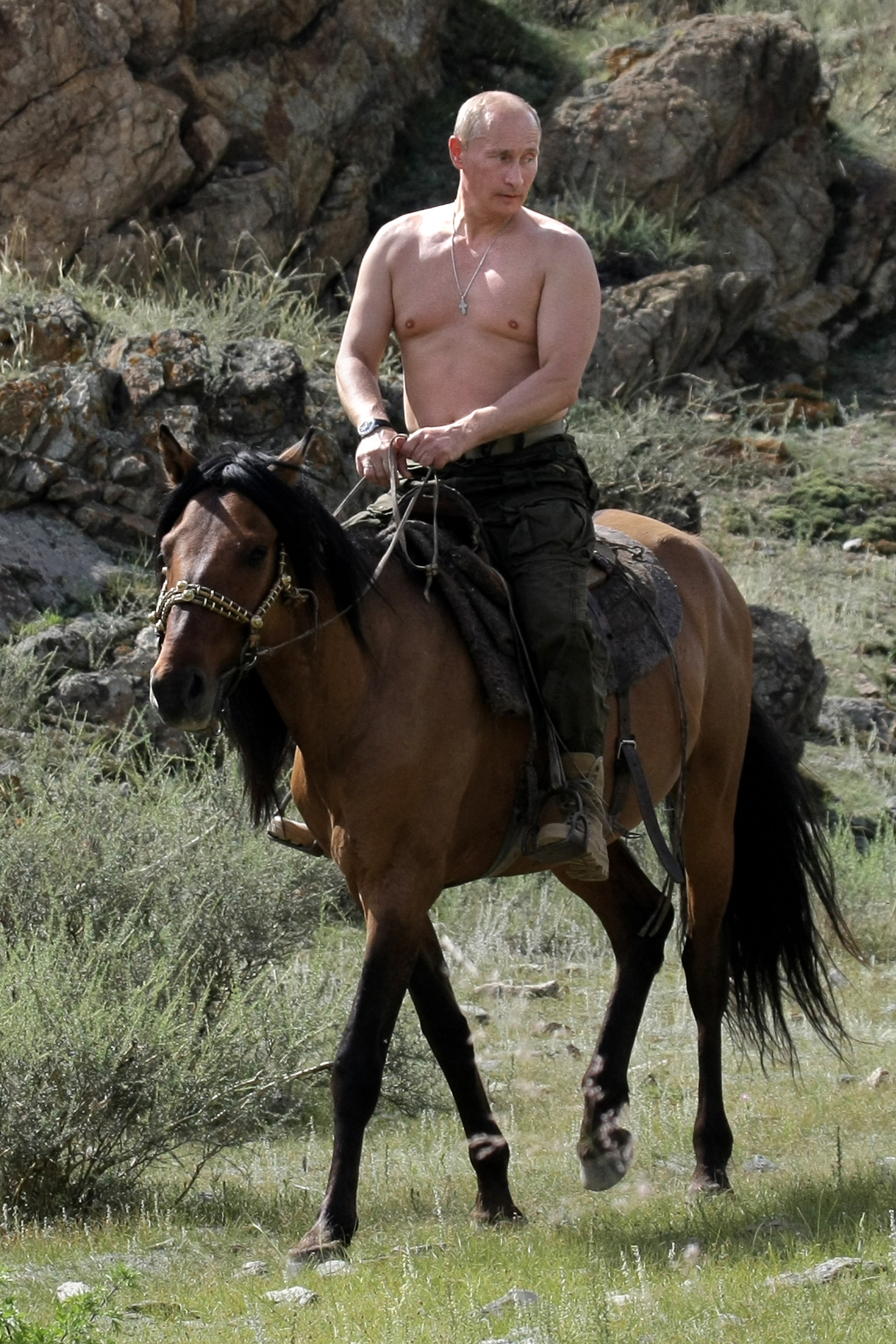 Putin geht hart gegen Nacktheit und Ausschweifungen vor, obwohl er selbst oben ohne ist