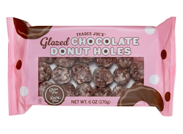 Packung mit glasierten Schokoladen-Donut-Löchern von Trader Joe's