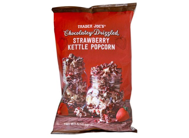 Tüte schokoladiges, mit Erdbeeren beträufeltes Kettle-Popcorn von Trader Joe