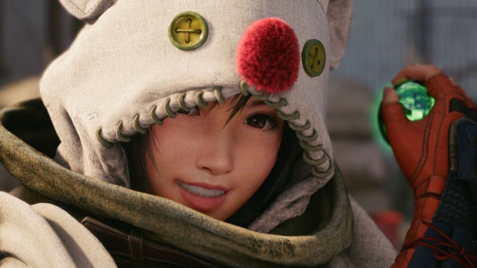 Nahaufnahme von Yuffie aus Final Fantasy 7 Remake in einem Mogry-Poncho