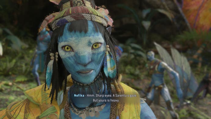 Avatar: Frontiers of Pandora-Screenshot, der eine Nahaufnahme der Na'vi-Kollegin Nefika zeigt, wie sie dich genau ansieht.