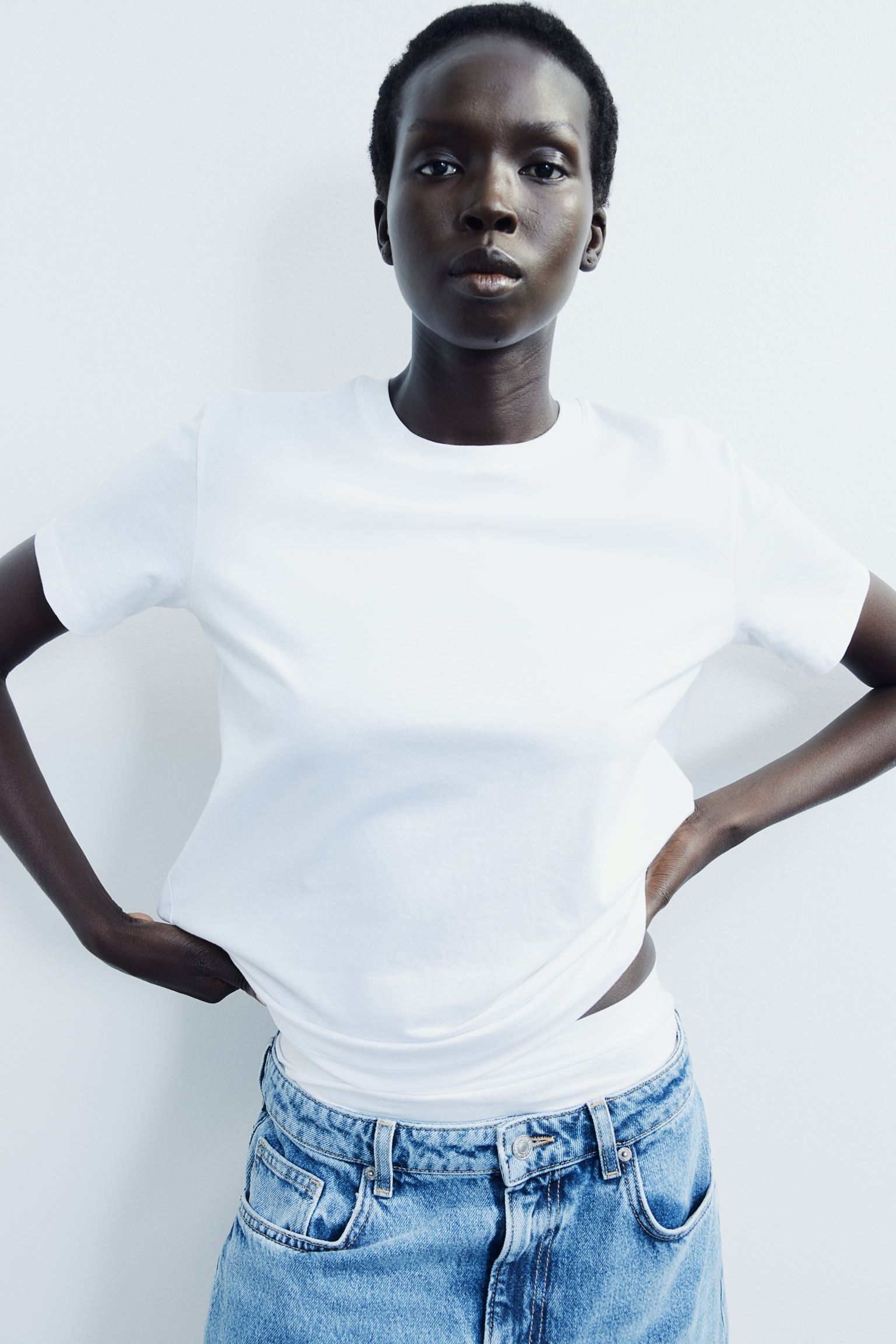 Das weiße T-Shirt von H&M hat fast 9.000 Fünf-Sterne-Bewertungen