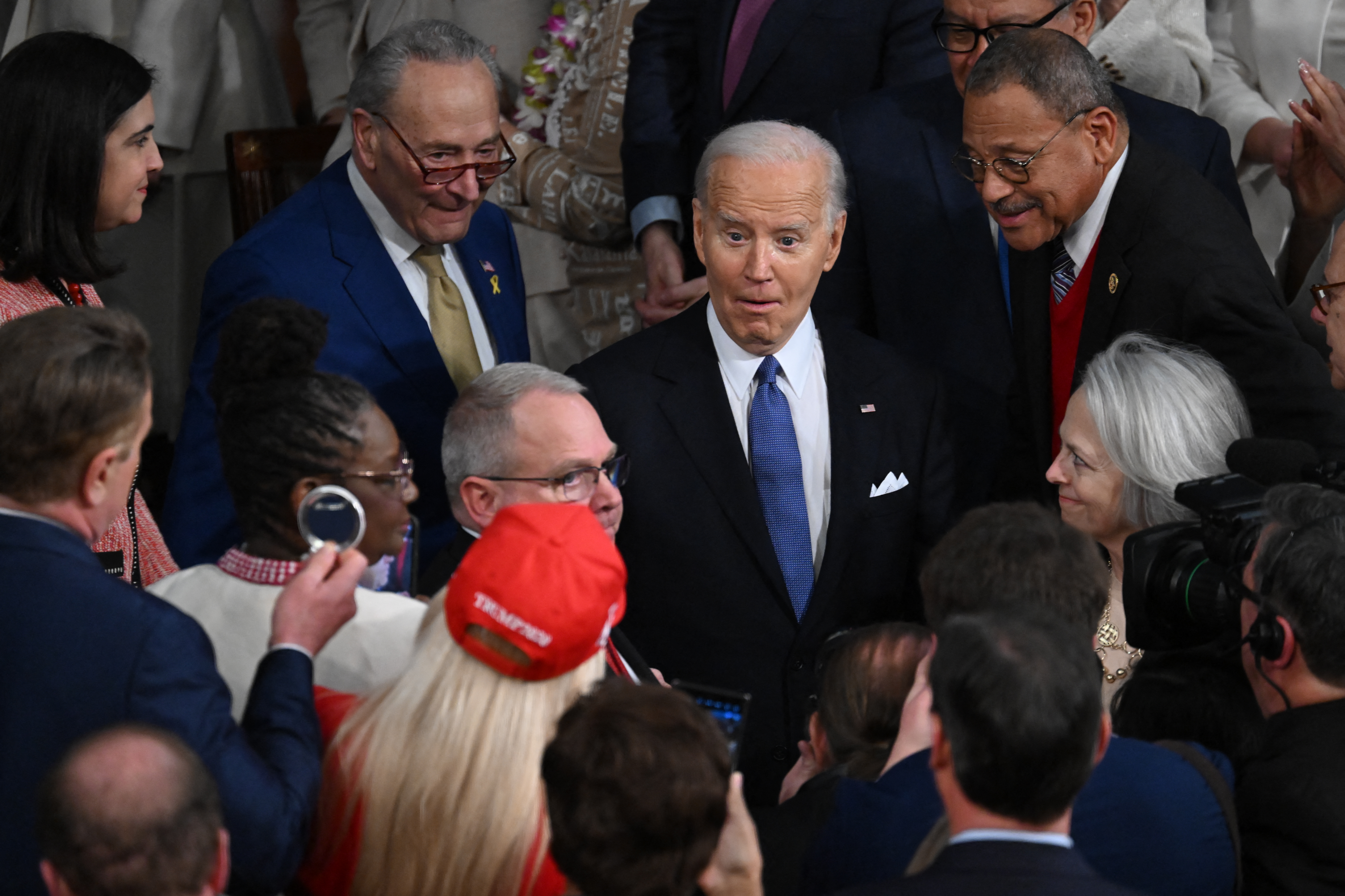 Präsident Joe Biden betritt das Podium