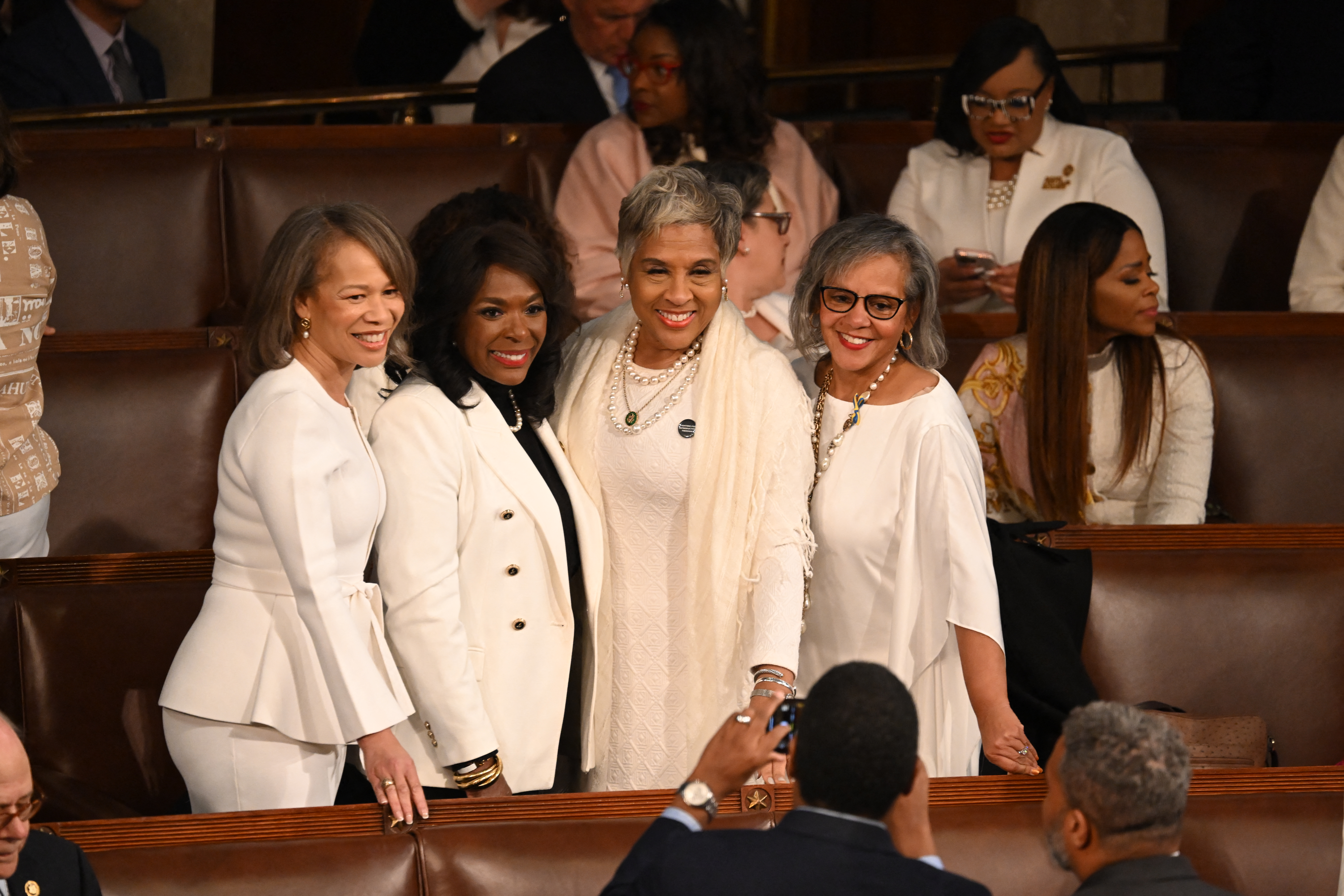 Demokratische Abgeordnete kleiden sich in Weiß, um auf die Rechte der Frauen aufmerksam zu machen