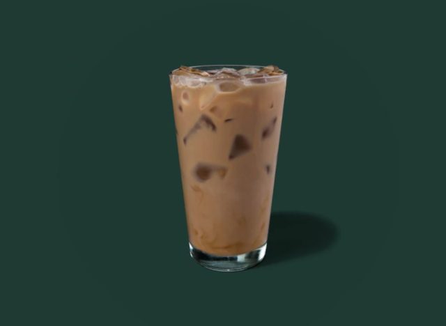 Glas Starbucks Iced Latte auf grünem Hintergrund