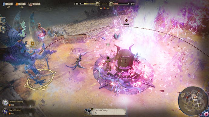 Ein Screenshot von Realms of Ruin, der zeigt, wie ein großer Dämon des Tzeentch seine Macht entfesselt.  Die große blaue Kreatur befindet sich auf der linken Seite des Bildschirms und der violette Lichtstrahl, den sie von irgendwo herabruft, zerstört ein Gebäude in der Nähe.