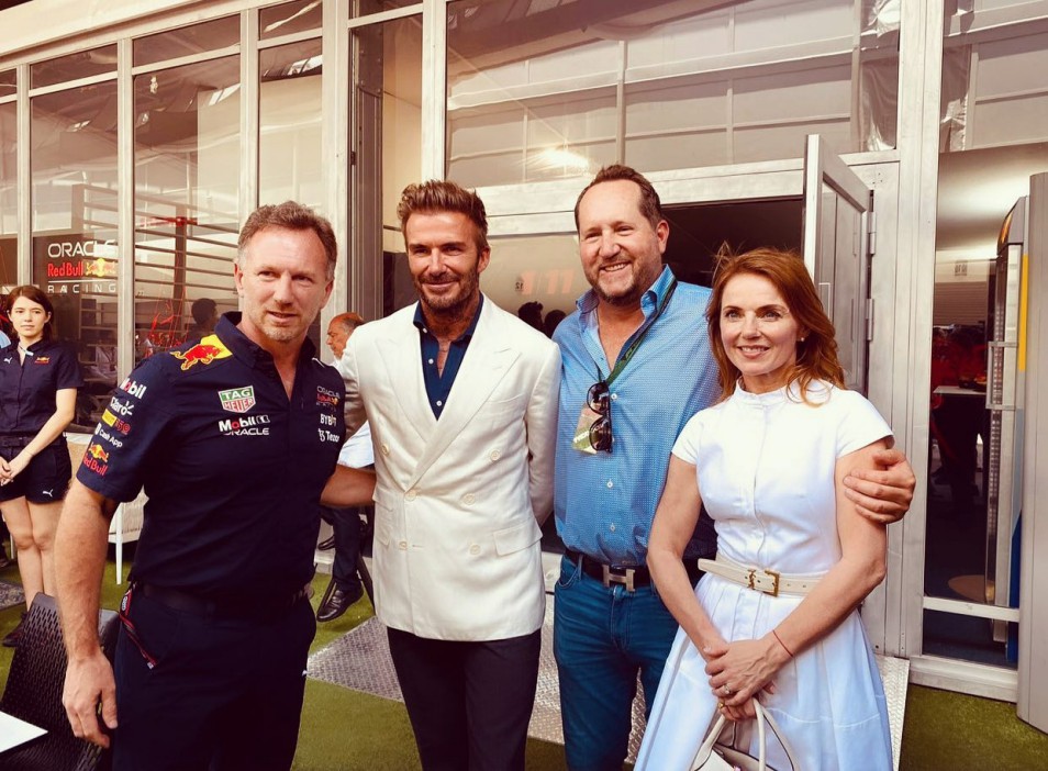 David Beckham, der ebenfalls mit einem Spice Girls verheiratet ist, posiert für einen Schnappschuss mit dem F1-Teamchef