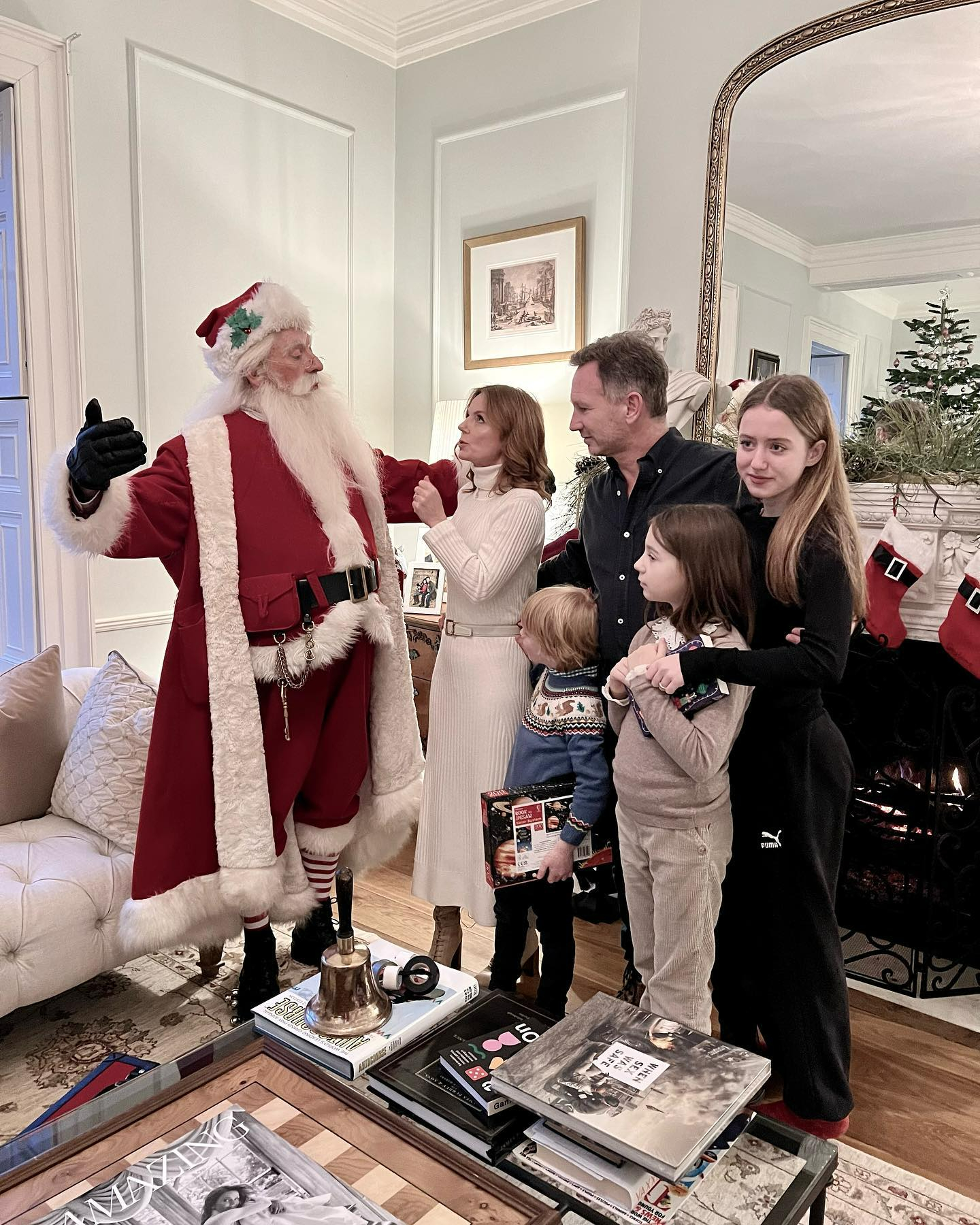Während sogar der Weihnachtsmann an Weihnachten dem erstaunlichen Wohnsitz einen Besuch abstattete