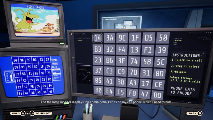 Wir sehen Computerbildschirme auf einem Schreibtisch, auf denen Kacheln mit Buchstaben und Zahlen zu sehen sind, die man zuordnen muss, ähnlich wie bei einer Wortsuche im Spiel.