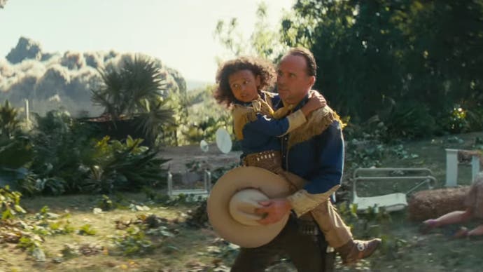 Walton Goggins als Cooper Howard in der Amazon-Fernsehserie Fallout hält ein Kind fest, das vor einer Explosion davonläuft
