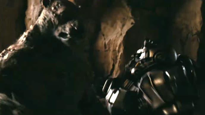 Eine Person in Powerrüstung, die in der Fallout-TV-Serie von Amazon gegen einen Yao Guai kämpft