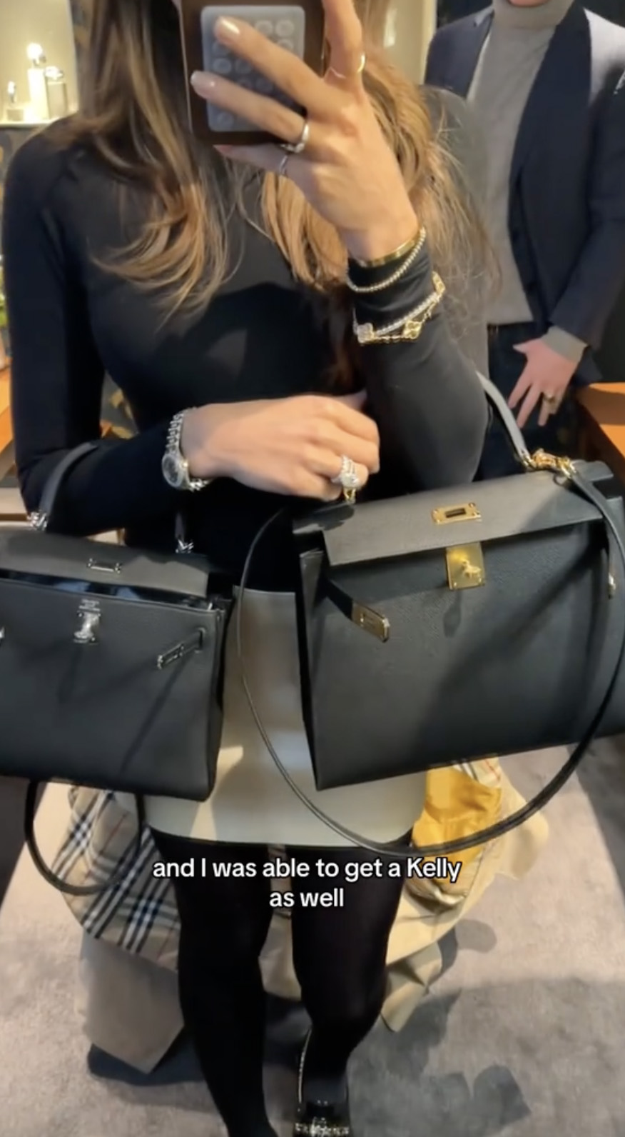 Ihr Mann kaufte ihr sowohl eine Birkin- als auch eine Kelly-Tasche bei Hermès in Paris
