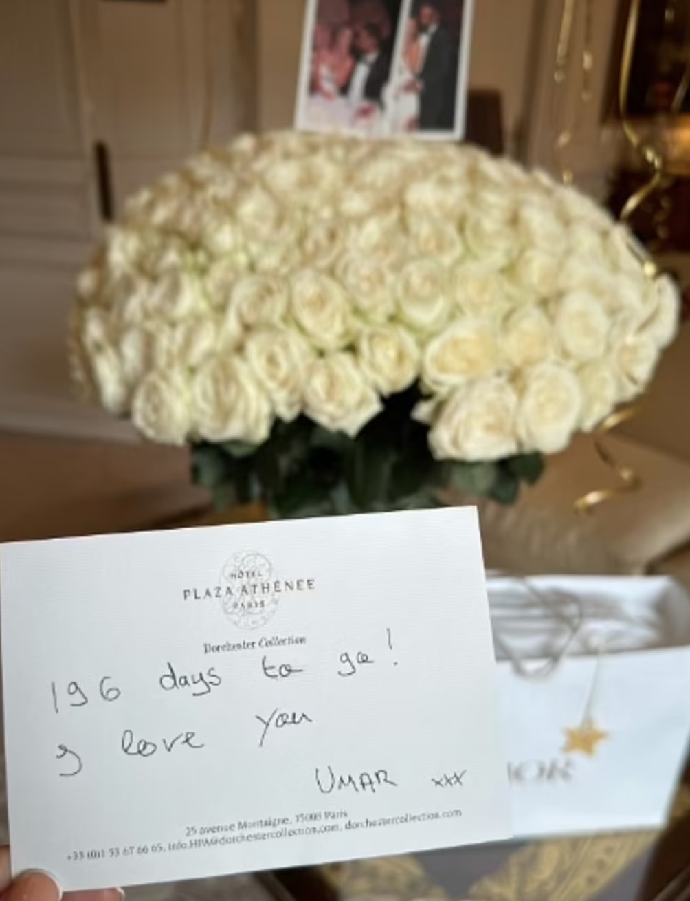 Umar hinterließ ihr vor der Hochzeit einen riesigen Strauß weißer Rosen mit einer süßen Karte