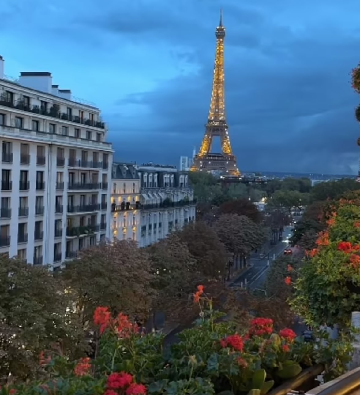 Der Blick aus Nadas Fenster auf die Paris Plaza