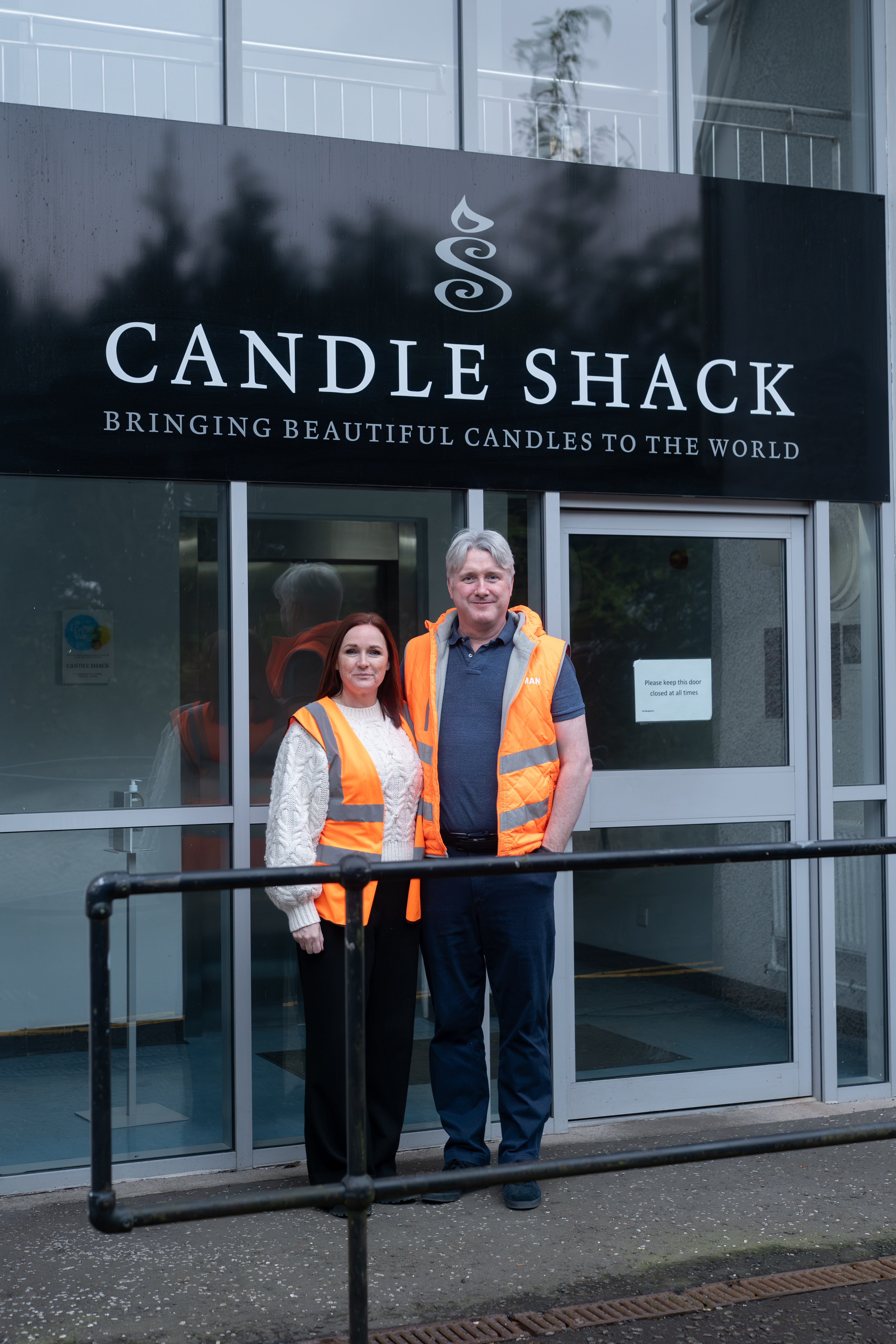 Cheryl Maclean mit ihrem Ehemann Duncan vor ihrem Unternehmen Candle Shack