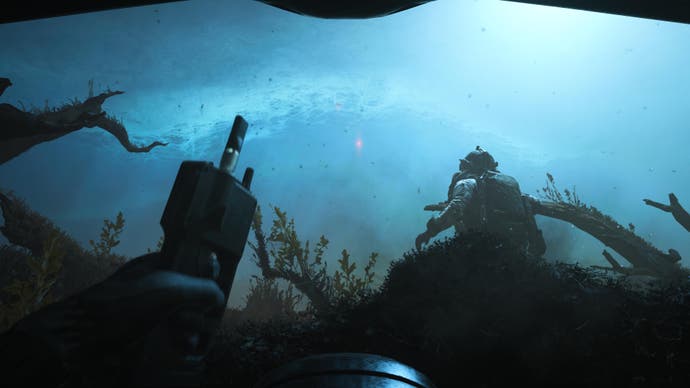 Modern Warfare 3-Screenshot einer Einführung in eine Unterwassermission, bei der Sie eine C4-Fernbedienung vor eine satte türkisfarbene Unterwasseransicht halten