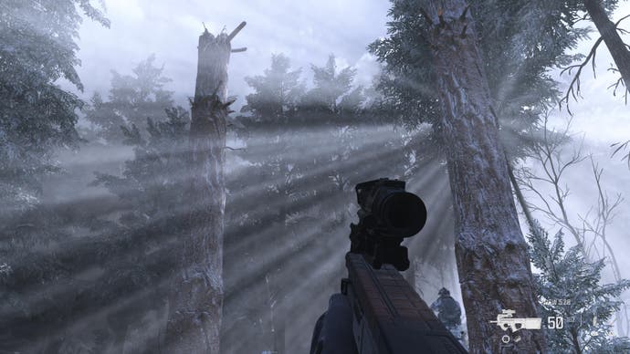 Modern Warfare 3-Screenshot von Dutzenden Gottesstrahlen, die durch einen verschneiten Kiefernwald scheinen
