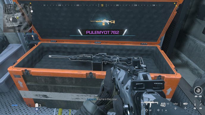 Modern Warfare 3-Screenshot einer orangefarbenen Versorgungskiste im Warzone-Stil mit einer aufgemotzten Waffe darin