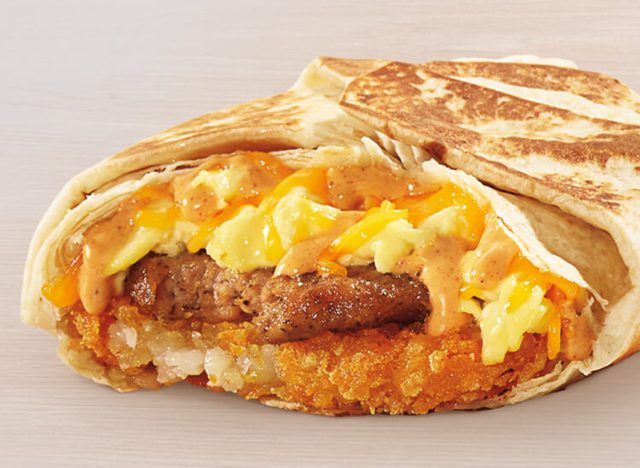 Taco-Bell-Frühstücks-Crunchwrap mit Wurst