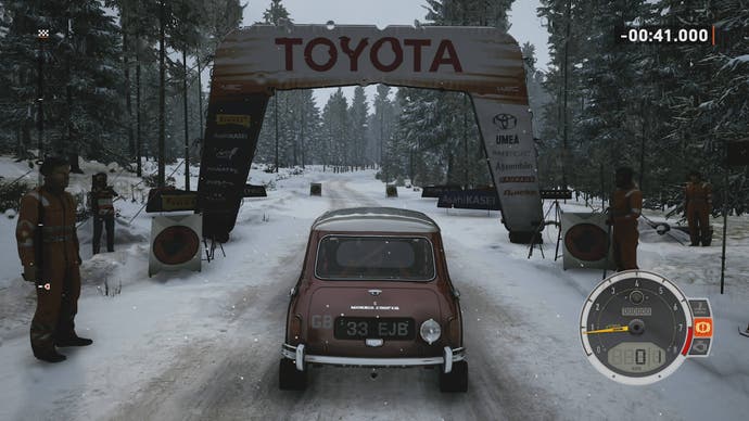 EA Sports WRC-Rezension 2: Zeigt einen Mini, der in einem verschneiten Wald an der Startlinie wartet.