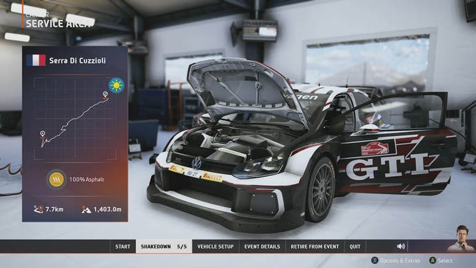 EA Sports WRC-Rezension 4: Eine Aufnahme eines Volkswagen in der Garage vor einem Rennen, mit geöffneter Motorhaube und geöffneten Türen.