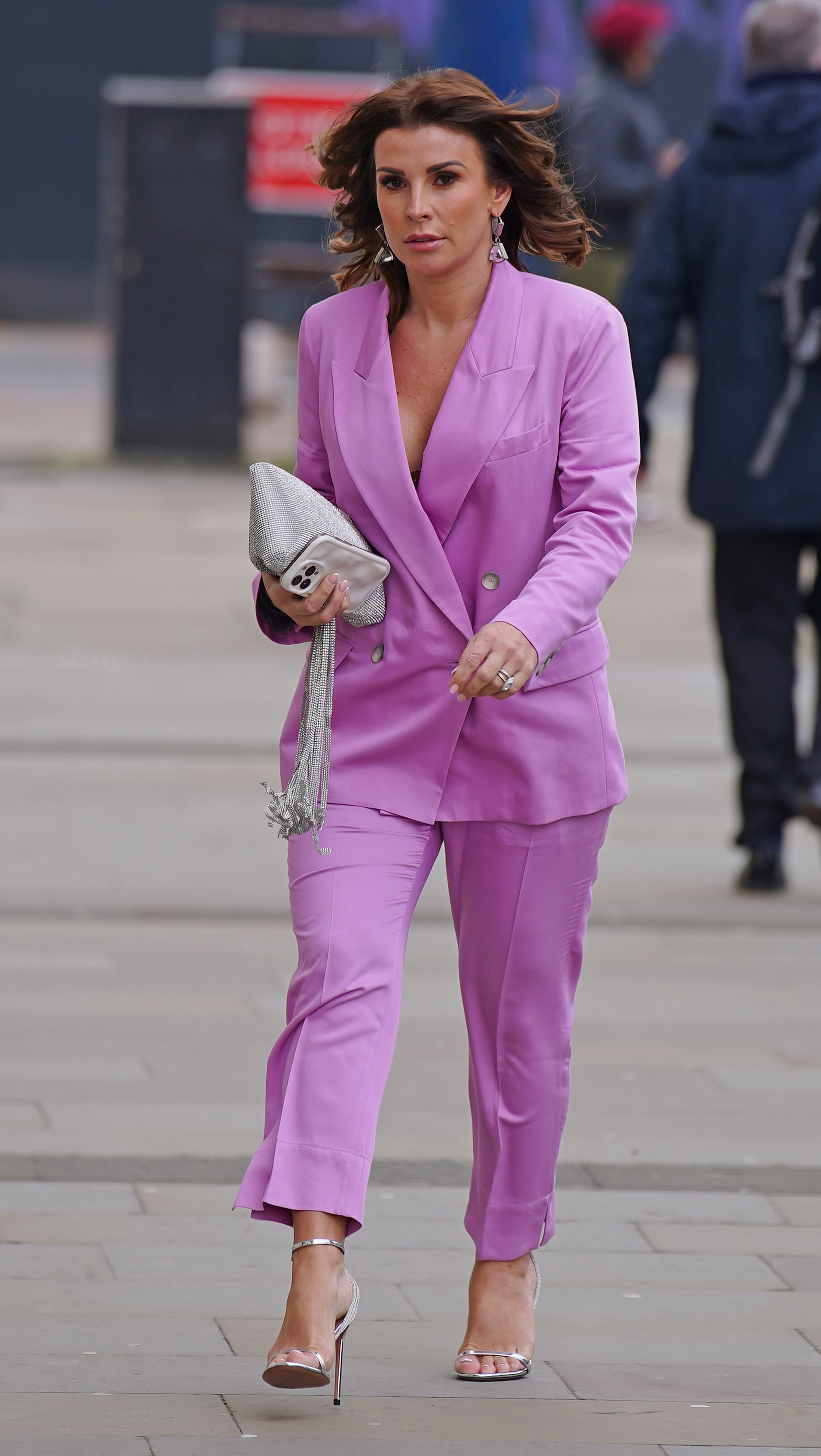 Coleen trug in Manchester das zweireihige rosa Outfit