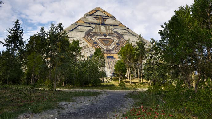 Eine riesige, mechanische Pyramide, die teilweise von Bäumen verdeckt wird