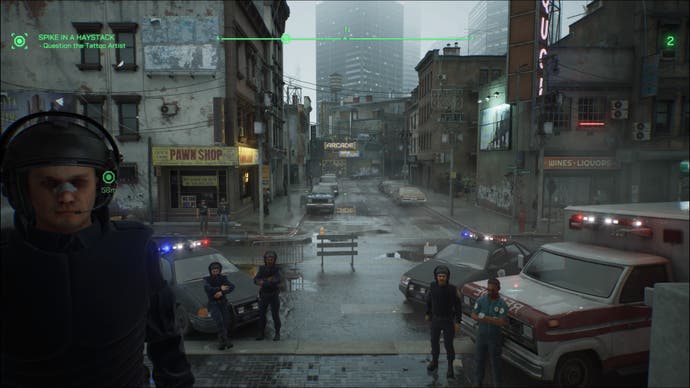 Ein Screenshot von RoboCop: Rogue City, der die Innenstadt von Detroit, Polizei und Sanitäter im Vordergrund zeigt, während die Straße dahinter zu einer Spielhalle führt.