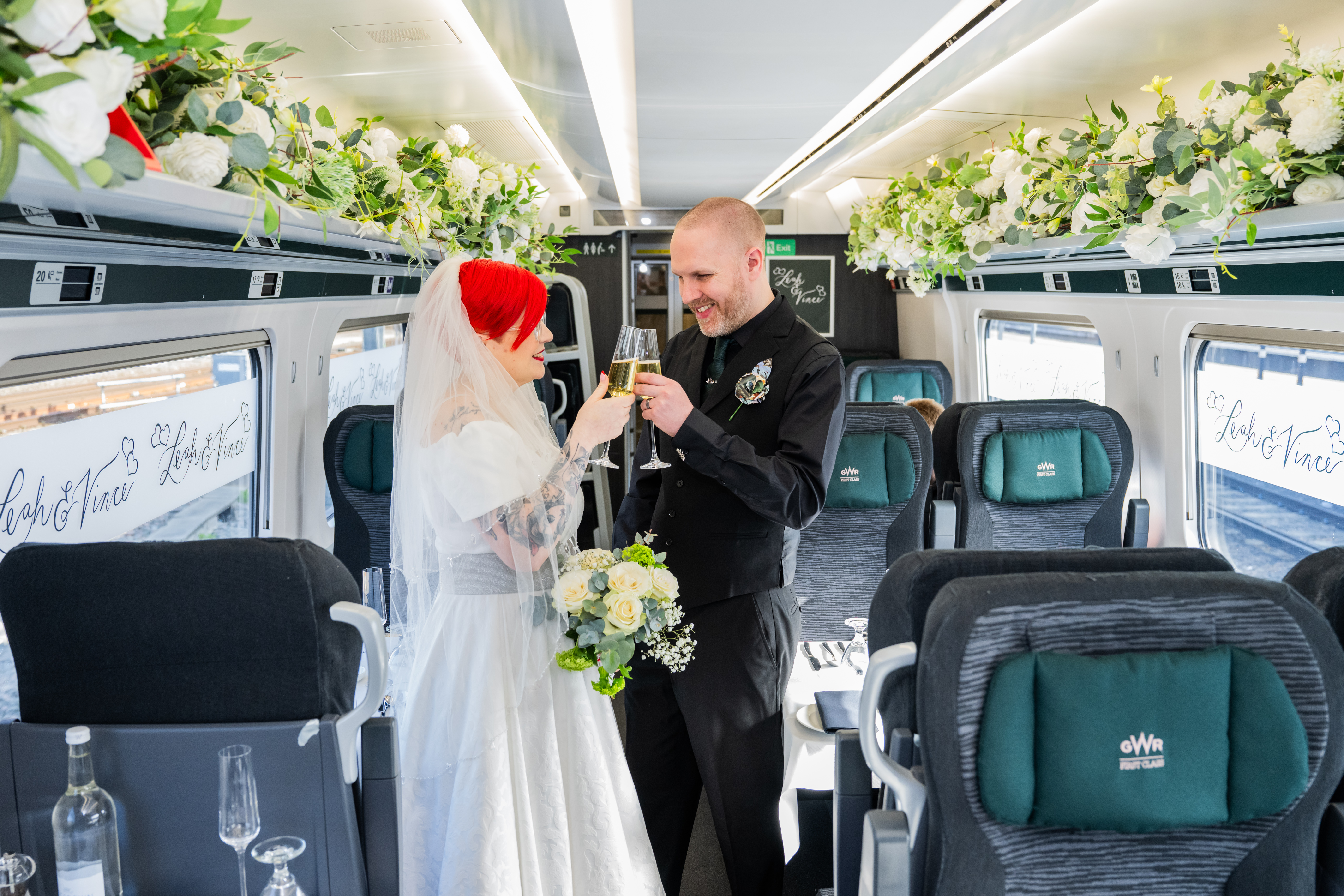 Die Reden, das Hochzeitsfrühstück und der Champagner-Toast fanden im Speisewagen einer Great Western Railway mit 125 Meilen pro Stunde statt