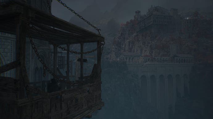 Spielercharakter in „Lords of the Fallen“ sitzt auf einem hölzernen Aufzug und blickt in grauem Licht auf einen fernen Steinpalast