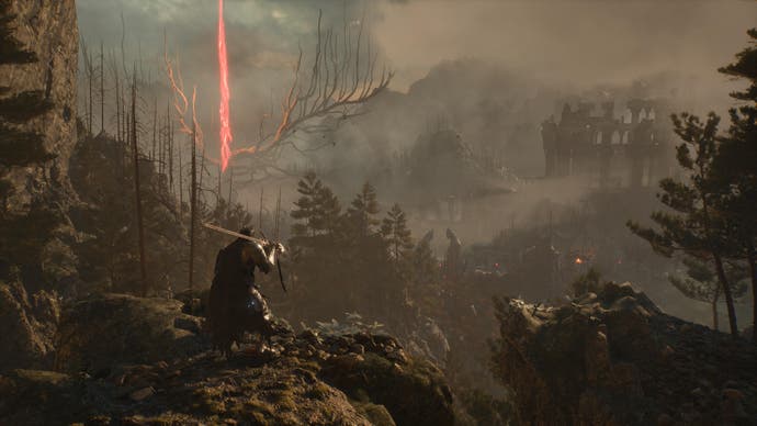 Der Spielercharakter in Lords of the Fallen blickt auf Wälder und Berge