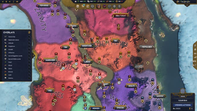 Die Kampagnenkarte zeigt rote, orange und violette Gebiete in Total War: Pharaoh, während Fraktionen um die Kontrolle über den Nil konkurrieren.
